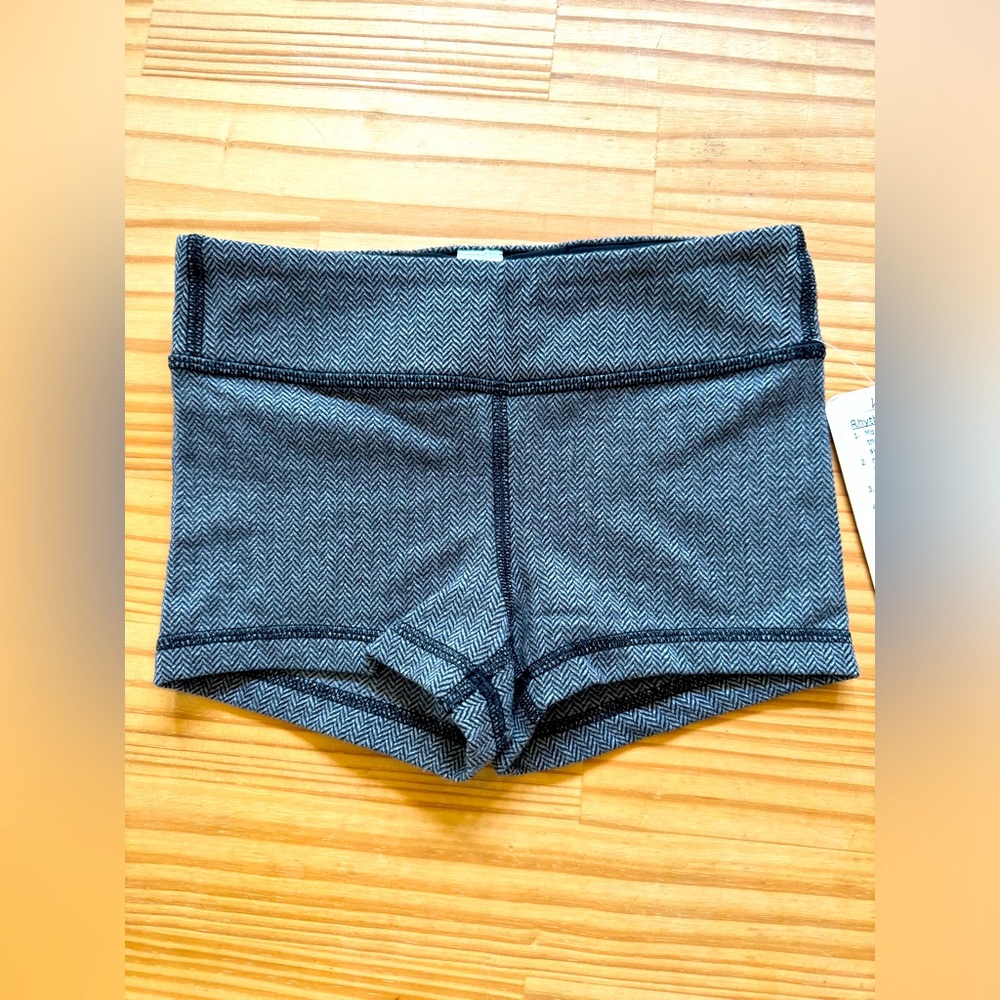 Ivivva Rhythmic Short Size 6